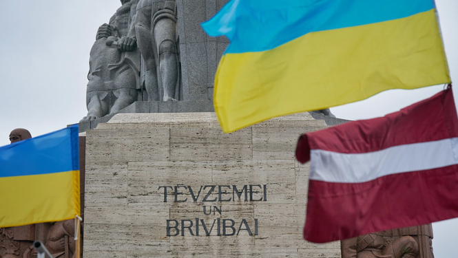 Ukrainas un Latvijas karogi pie Brīvības pieminekļa