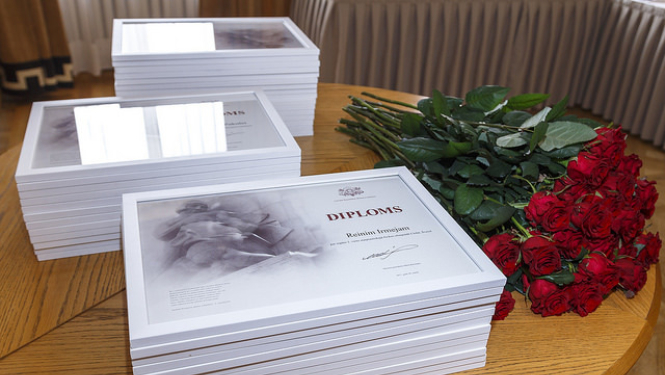 Godinās starptautisko mācību priekšmetu olimpiāžu uzvarētājus un viņu pasniedzējus