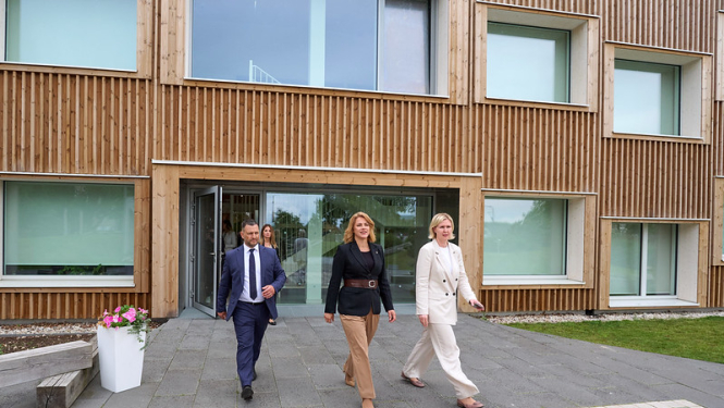 Ministru prezidente pie Salaspils Septītā bērnudāza ieejas