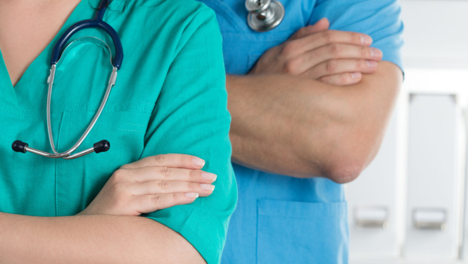 Mediķiem, skolotājiem un sociālo iestāžu darbiniekiem, kuri atgriežas no COVID-19 skartajām valstīm, varēs izsniegt darbnespējas lapas