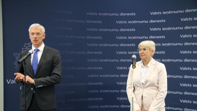 Ministru prezidents darba vizītē iepazīstas ar Valsts ieņēmumu dienesta darbu