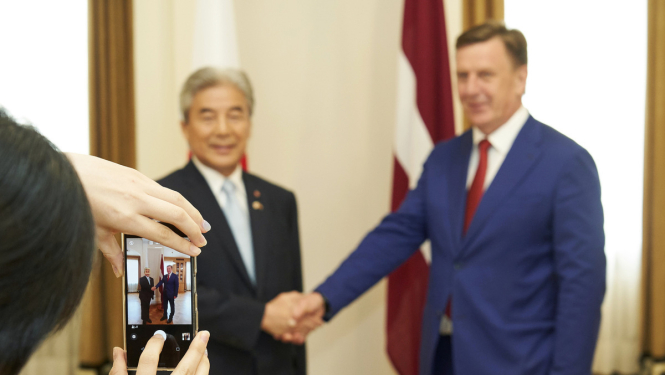 Ministru prezidents tiekas ar Japānas - Latvijas parlamentārās sadraudzības grupas vadītāju Hirofumi Nakasoni