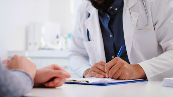 Attēls ar ārstu, kas izraksta recepšu medikamentu pacientam