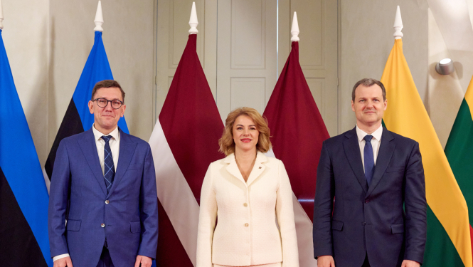 Baltijas valstu premjerministri - no labās Igaunijas premjerministrs Kristens Mihals, Latvijas Republikas Ministru prezidente Evika Siliņa, Lietuvas premjerministrs Ģintauts Palucks. Fonā visu trīs valstu karogi.
