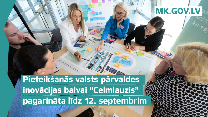 Cilvēki sēž ap galdu, apspriež uz galda redzamos dokumentus, materiālus