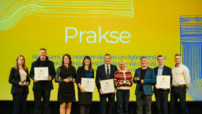 Valsts pārvaldes inovācijas balvas saņēmēji ar balvām un diplomiem