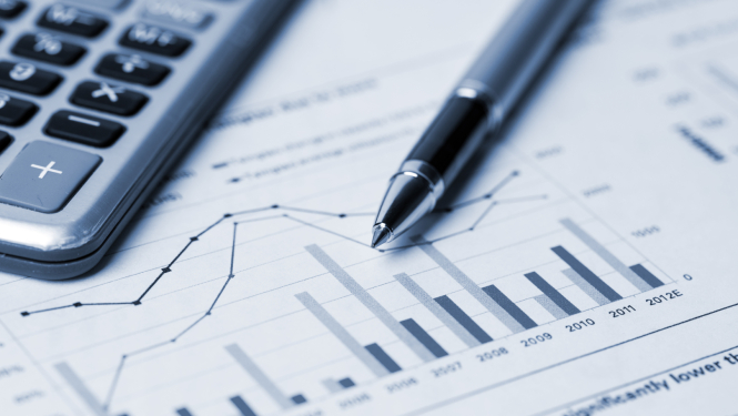 Dokumenti un kalkulators uz galda