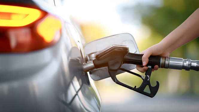 Attēls ar degvielas uzpildes procesu