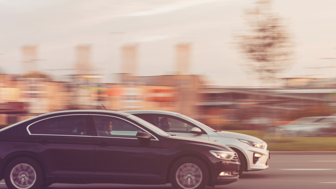 Divas braucošas mašīnas