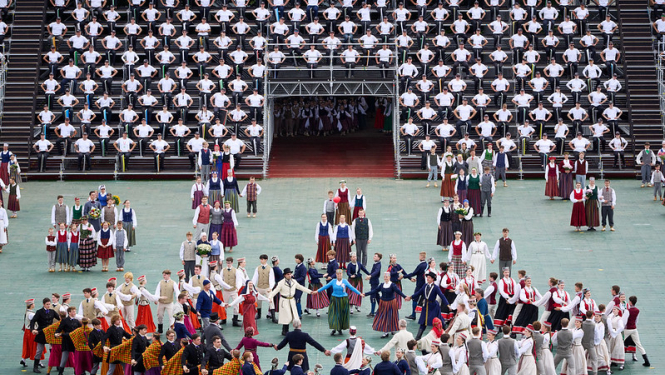 Fragments no dziesmu un deju svētku priekšnesuma.