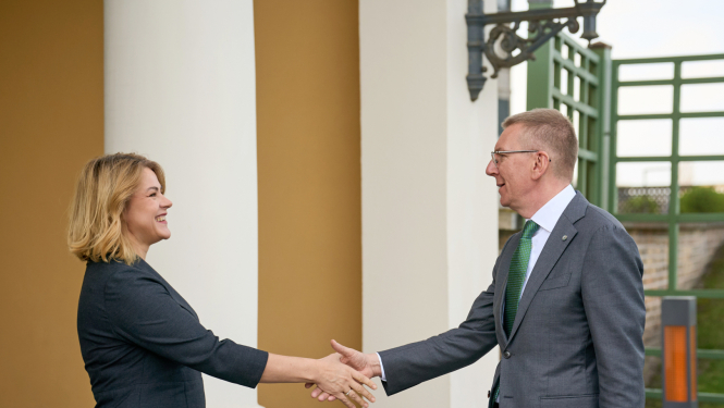 Ministru prezidente Evika Siliņa sarokojas ar Valsts prezidentu Edgaru Rinkēviču pie Rīgas pils