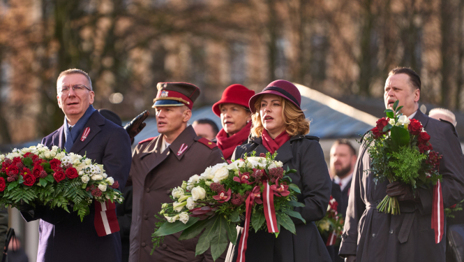 Ministru prezidente Evika Siliņa un Valsts prezidents Edgars Rinkēvičs piedalās ziedu nolikšanā pie Brīvības pieminekļa 18. novembrī