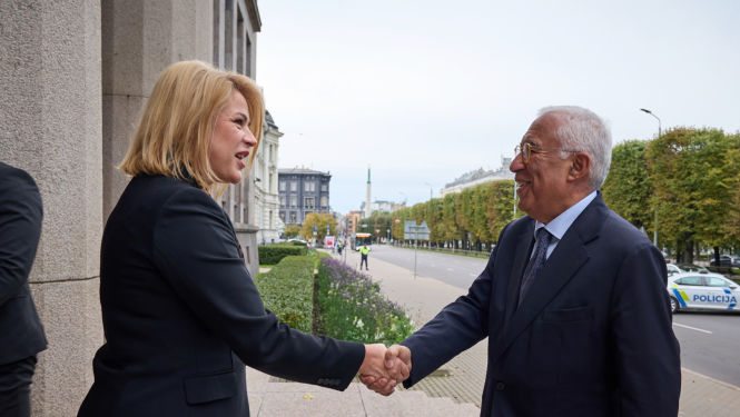 Ministru prezidente Evika Siliņa sarokojas ar Eiropadomes priekšsēdētāju Antoniu Koštu pie Ministru kabineta