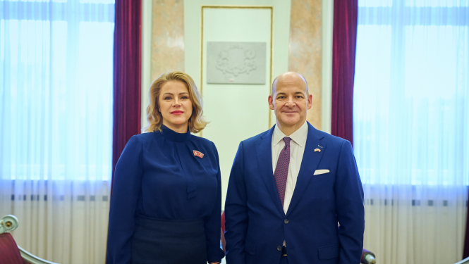 Ministru prezidente Evika Siliņa un ASV vēstnieks Latvijā Kristofers Robinsons