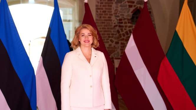 Ministru prezidente Evika Siliņa pie Igaunijas, Latvijas un Lietuvas karogiem