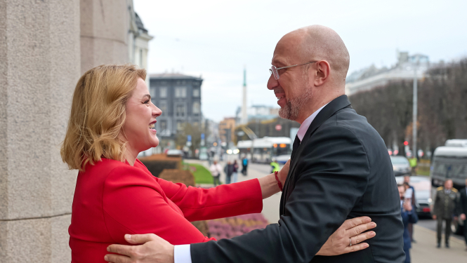 Ministru prezidente Evika Siliņa un Ukrainas aizsardzības ministrs Deniss Šmihaļs apskaujas uz pie ieejas Ministru kabineta ēkā