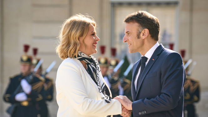 Ministru prezidente Evika Siliņa sarokojas ar Francijas preizdentu Emanuelu Makronu