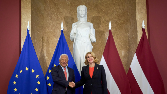 Ministru prezidente Evika Siliņa sarokojas ar Eiropadomes priekšsēdētāju Antoniu Koštu pie Eiropas Savienības un Latvijas karogiem