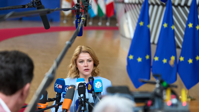 Ministru prezidente Evika Siliņa sniedz interviju ārvalstu žurnālistiem Eiropadomes sanāksmē Briselē