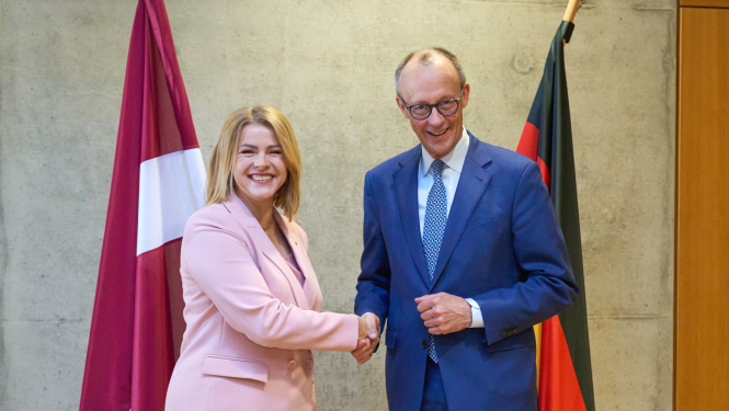 Ministru prezidente Evika Siliņa sarokojas ar Vācijas kanclera amata kandidātu Frīdrihu Mercu vizītes laikā Vācijā