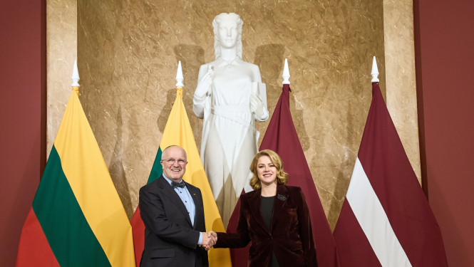 Ministru prezidente Evika Siliņa sarokojas ar Lietuvas parlamenta priekšsēdētāju Jozu Oleku