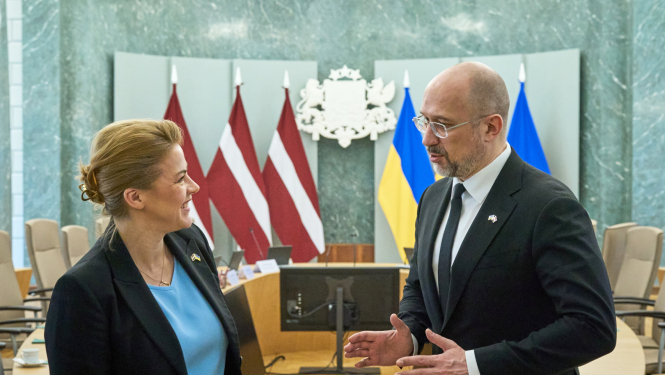 Ministru prezidente Evika Siliņa un Ukrainas aizsardzības ministrs Deniss Šmihaļs
