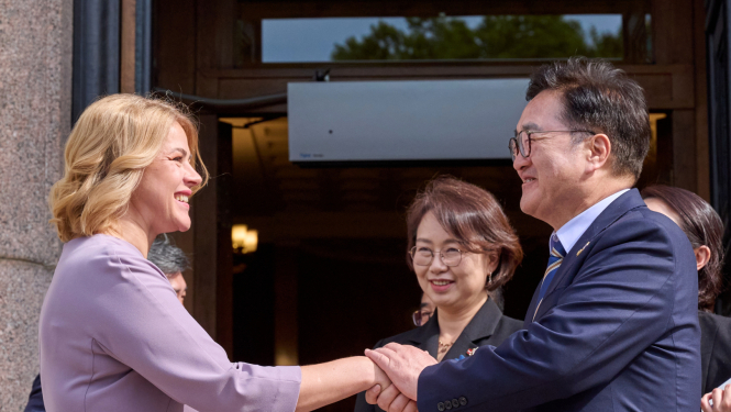 Ministru prezidente Evika Siliņa tiekas ar Korejas Republikas Nacionālās asamblejas priekšsēdētāju Vonsiku Vu (Woo Wonshik)"><img src="https://live.staticflickr.com/65535/54550492927_15da42e456_z.jpg" width="640" height="480" alt="28.05.2025. Ministru prezidente Evika Siliņa tiekas ar V.E. Korejas Republikas Nacionālās asamblejas priekšsēdētāju Vonsiku Vu