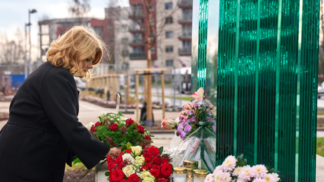 Ministru prezidente Evika Siliņa noliek ziedus Zolitūdes traģēdijas piemiņas vietā