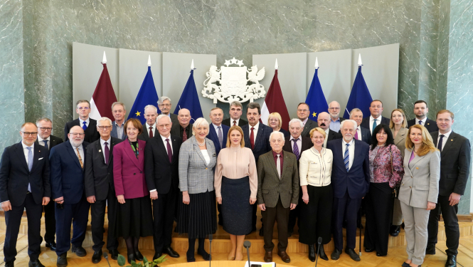 Ministru prezidente Evika Siliņa, ministri un biedrības "4. maija Deklarācijas klubs" biedri Ministru kabineta sēžu zālē