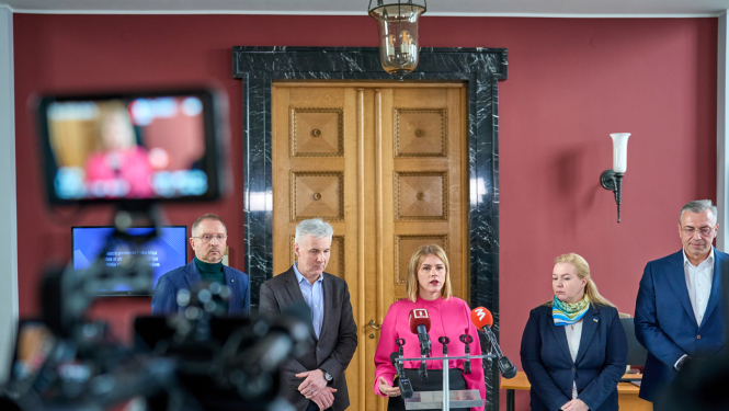 Ministru prezidente Evika Siliņa piedalās preses konferencē pēc tikšanās ar aizsardzības industrijas pārstāvjiem