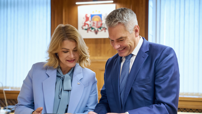 Ministru prezidente Evika Siliņa tiekas ar Eiropas Investīciju bankas viceprezidentu Karlu Nēhammeru