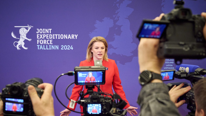 Ministru prezidente Evika Siliņa sniedz atbildi medijiem Apvienoto reaģēšanas spēku samitā Tallinā