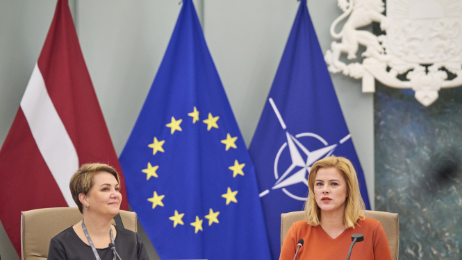 Ministru prezidente Evika Siliņa kopā ar FICIL padomes priekšsēdētāju Zlatu Elksniņu-Zaščirinsku