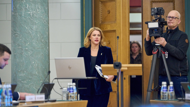 Ministru prezidente Evika Siliņa ienāk Zaļajā zālē