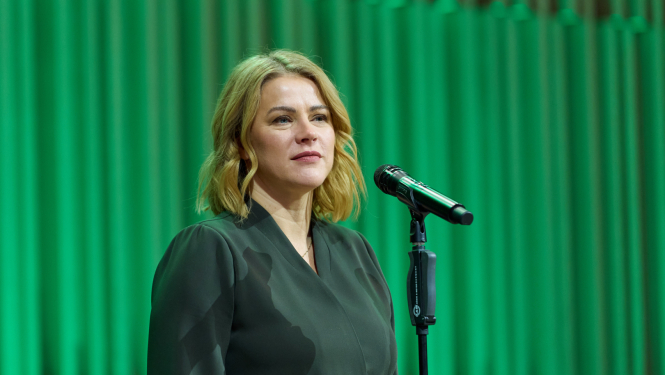 Ministru prezidente Evika Siliņa saka runu pasākumā pie mikrofona