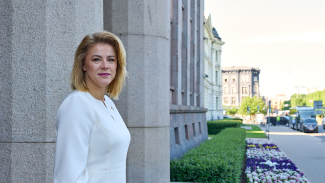 Ministru prezidente Evika Siliņa pie Ministru kabineta ēkas ieejas