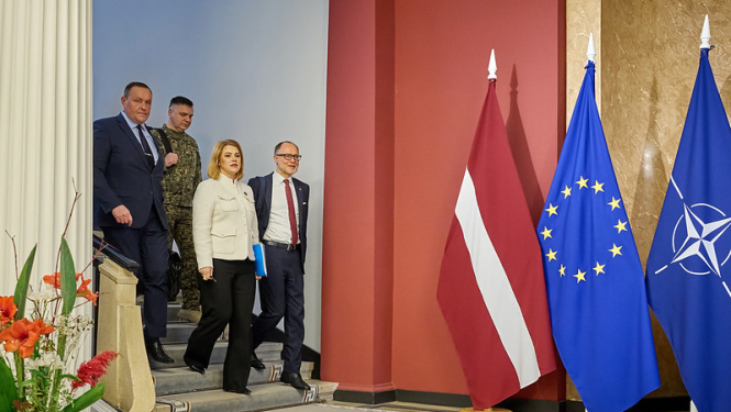 Evika Siliņa dodas lejā pa Ministru kabineta kāpnēm