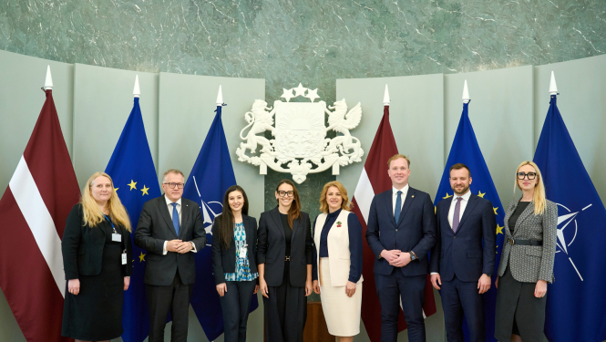 Finanšu sektora attīstības padomes sēdes dalībnieki pēc sēdes Ministru kabineta sēžu zālē - vidū Ministru prezidente Evika