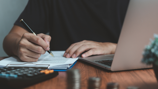 Grāmatvedis raksta papīrus, lai pārrēķinatu valsts fondētās pensijas.