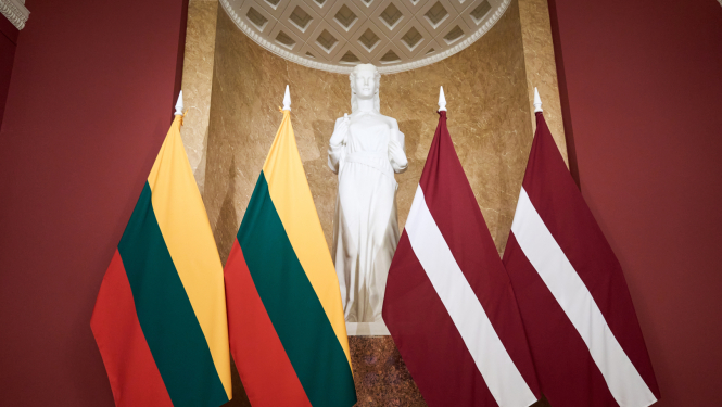Latvijas un Lietuvas karogi