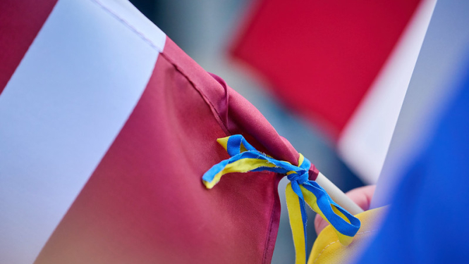 Latvijas un Ukrainas Karogi