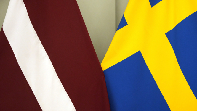 Latvijas un Zviedrijas karogi
