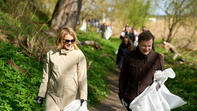 Ministru prezidente Evika Siliņa piedalās Lielajā Talkā 2025 Strazdumuižā