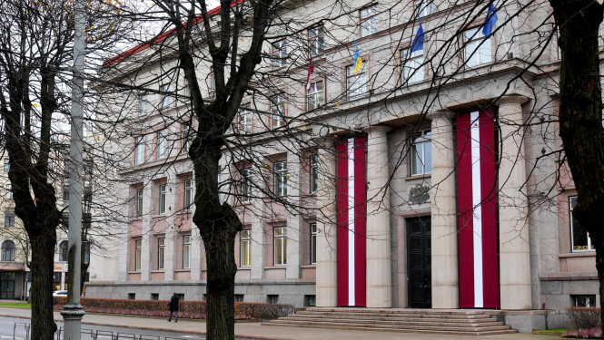 Ministru kabineta ēka ar lieliem Latvijas karogiem pie ieejas rudenī