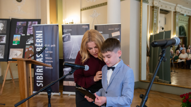 Ministru prezidente Evika Siliņa piedalās fonda “Sibīrijas bērni” ikgadējā konferencē “Aizvestajiem” un pasniedz balvu bērnu sacerējumu konkursa uzvarētājiem