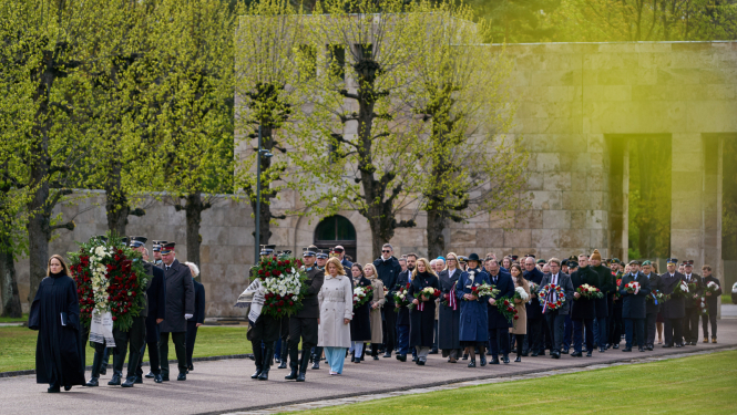 Ministru prezidente Evika Siliņa un valsts augstākās amatpersonas piedalās piedalās Nacisma sagrāves un Otrā pasaules kara upuru piemiņas dienā Rīgas Brāļu kapos