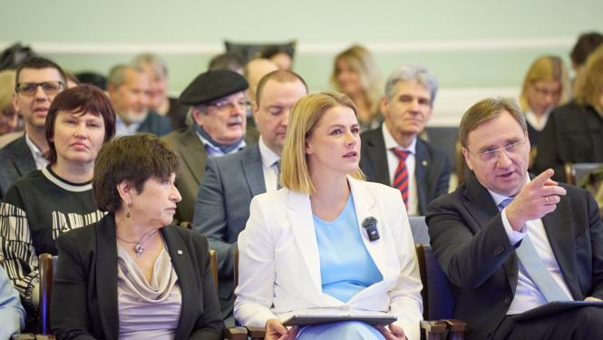 Ministru prezidente Evika Siliņa Latvijas Universitātes Mazajā aulā kopā ar LU rektoru Gundaru Bērziņu un profesori Innu Šteinbuku