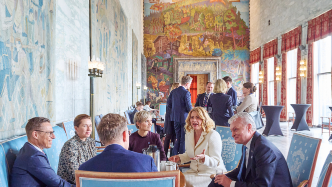 Ministru prezidente Evika Siliņa un citi Apvienoto reaģēšanas spēku (Joint expeditionary Force – JEF) valstu līderi sarunā sanāksmē Oslo