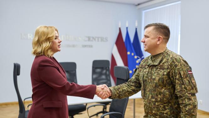 Ministru prezidente Evika Siliņa apmeklē Krīzes vadības centru