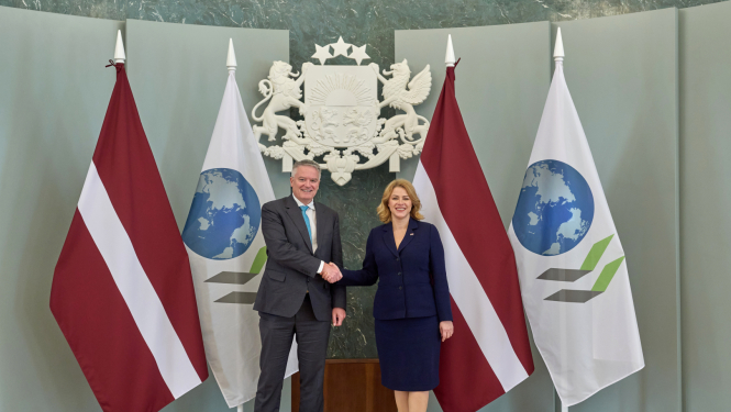 Ministru prezidente Evika Siliņa sarokojas ar Ekonomiskās sadarbības un attīstības organizācijas ģenerālsekretāru Matiasu Kormanu